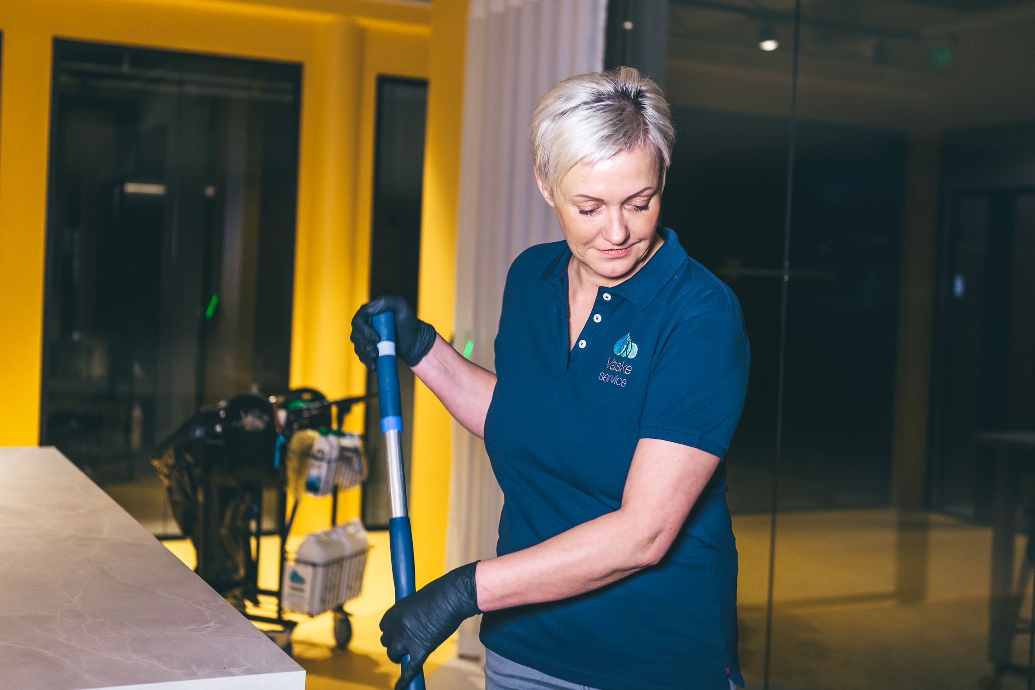 <p>Støvsuging og vask av alle gulv. Støvtørking av alle ledige overflater, vinduskarmer, bordplater, hyller, bilder m.m. Rengjøring av alle dørlister og gulvlister. Vask av kjøkken inkludert kjøkkenskap utvendig. Vask av baderom/toalett. </p>